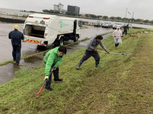 社長及び社員も汗流してます(^^;;　ゴミの回収はお任せください（笑）